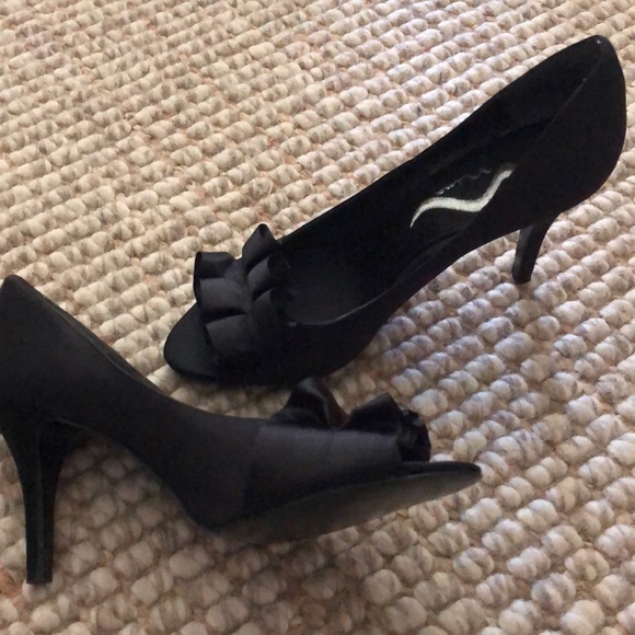 Last chance! Nina black satin heels - Picture 2 of 6